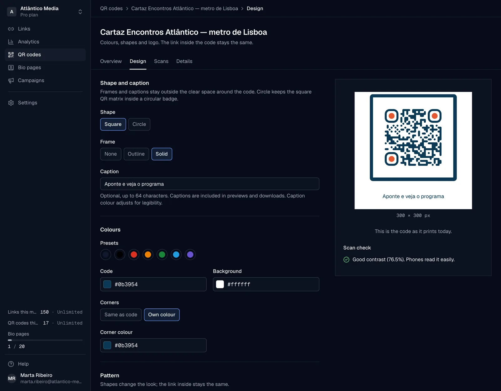 Diseño de un código QR con marco y leyenda, con indicaciones de impresión junto a la vista previa