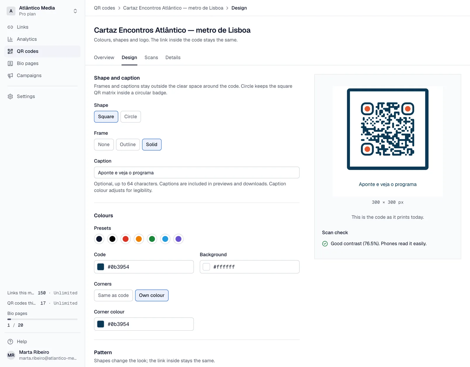 Diseño de un código QR con marco y leyenda, con indicaciones de impresión junto a la vista previa